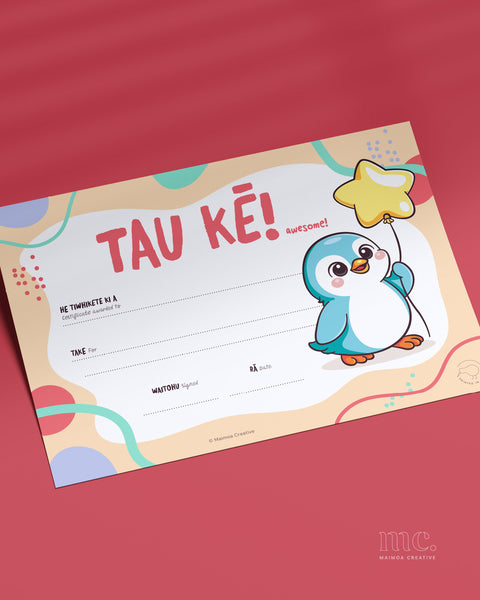 Tau kē awesome bilingual Māori certificate for primary school students – classroom award certificate with cute korora penguin illustration holding a yellow balloon