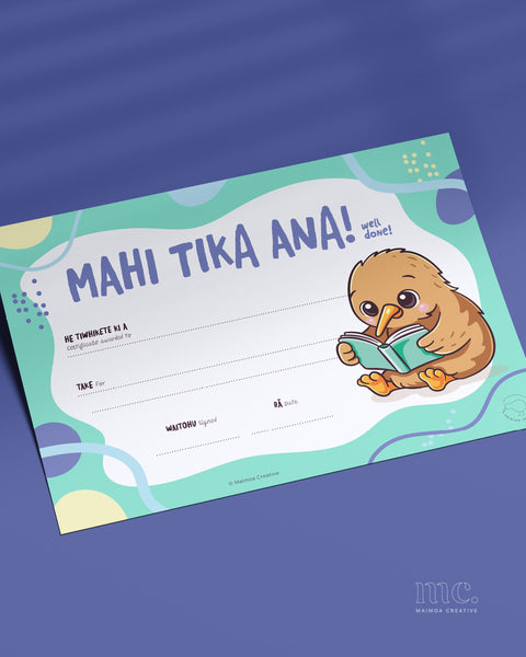 Mahi tika ana bilingual Māori certificate for primary school students – classroom award certificate with cute kiwi illustration reading a book