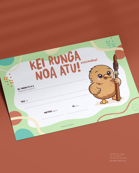 Kei runga noa atu outstnading Māori achievement certificate for children – bilingual classroom award for primary school and kura kaupapa with illustration of kiwi holding a taiaha