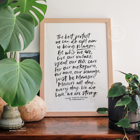 Print of Kiingi Tuheitia's quote promoting Māori identity in a framed poster with houseplants.